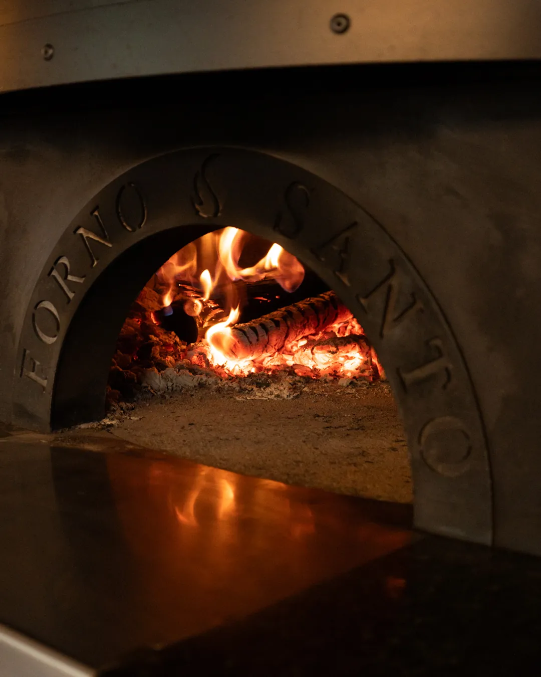 Chamas no forno italiano a lenha