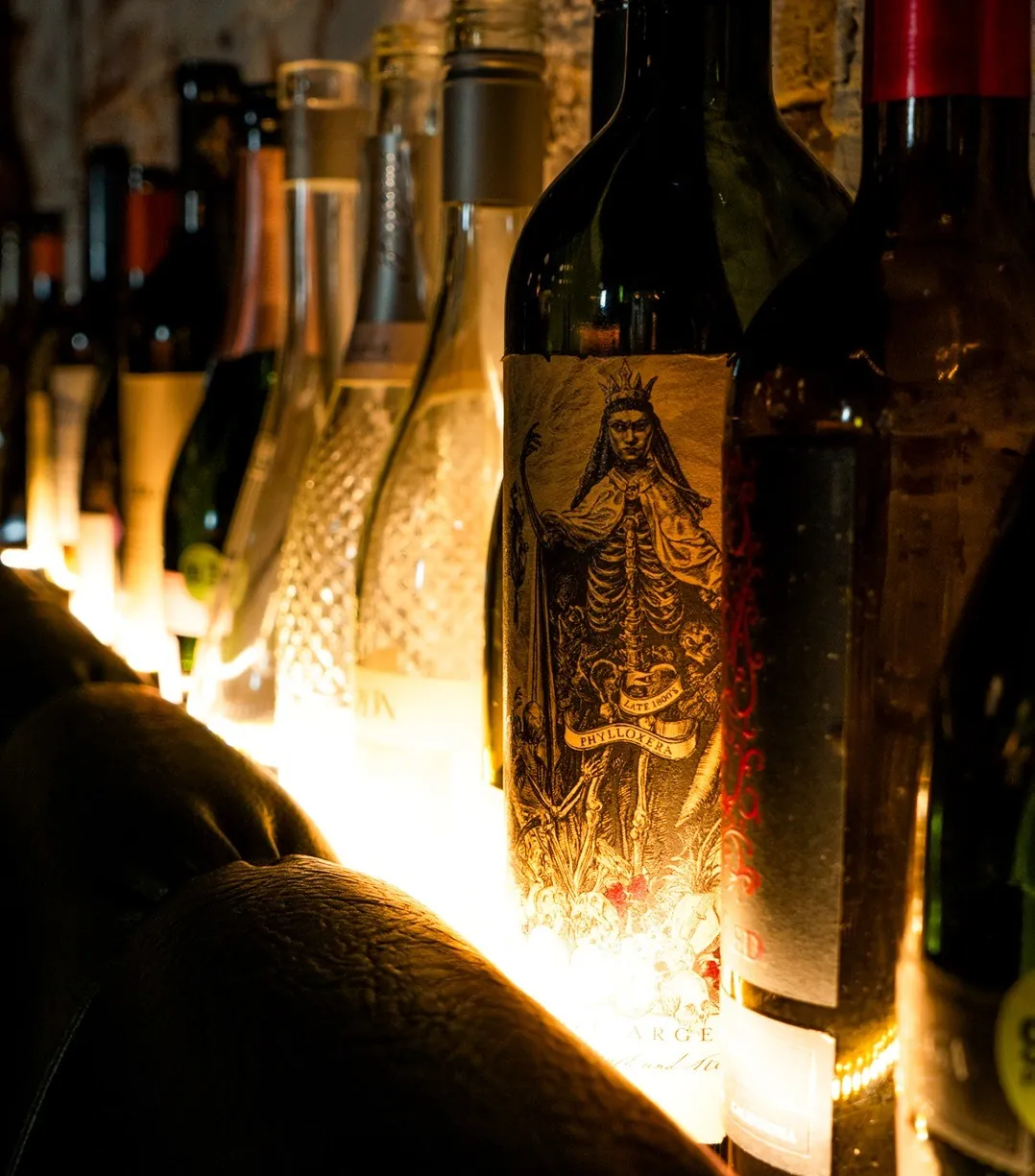 Garrafa de vinho com taça servida na cantina