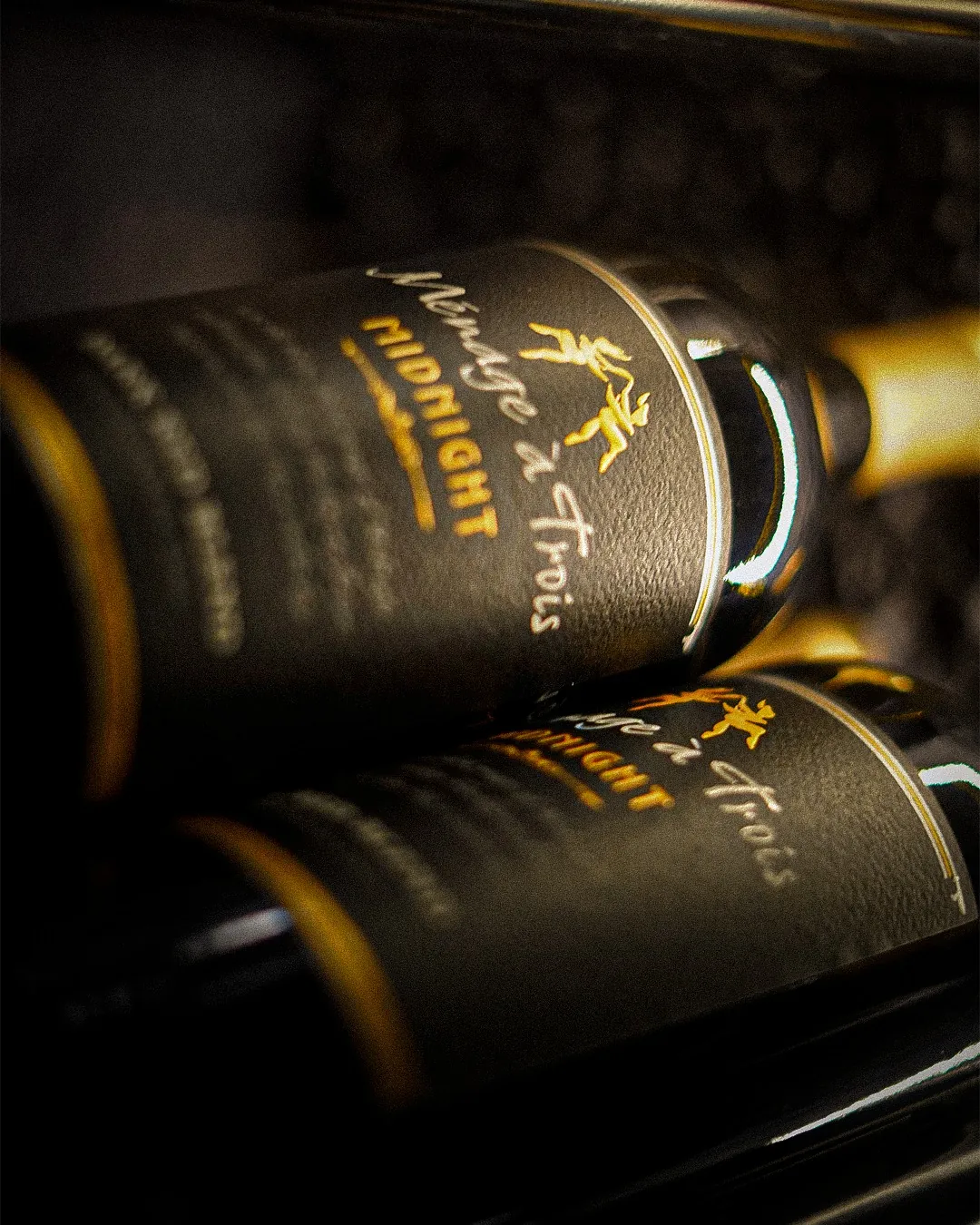 Garrafas de vinho iluminadas na adega